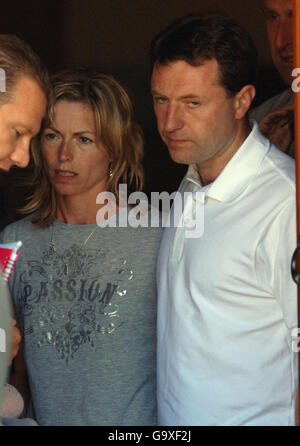 Kate et Gerry McCann, les parents de Madeleine McCann, trois ans, partent après avoir assisté à un service religieux à Luz, dans l'Aldave, au Portugal. Banque D'Images