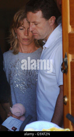 Kate et Gerry McCann, les parents de Madeleine McCann, trois ans, partent après avoir assisté à un service religieux à Luz, dans l'Aldave, au Portugal. Banque D'Images