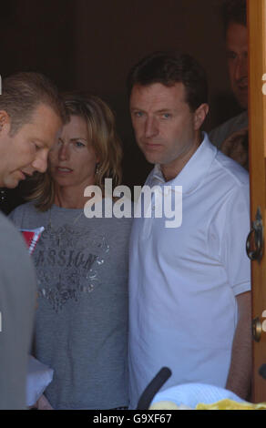 Kate et Gerry McCann, les parents de Madeleine McCann, trois ans, après avoir assisté à un service religieux à Luz, en Algarve, au Portugal. Banque D'Images