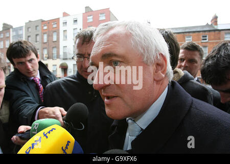 Taoiseach Bertie Ahern parle aux médias sur son chemin vers l'église Saint-François-Xavier sur Gardiner Street, Dublin pour célébrer le 175e anniversaire de la première messe qui s'y tient. Banque D'Images