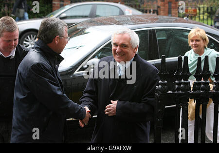 Taoiseach Bertie Ahern salue un puits en chemin vers l'église Saint-François-Xavier de Gardiner Street, Dublin pour célébrer le 175e anniversaire de la première messe qui s'y tient. Banque D'Images