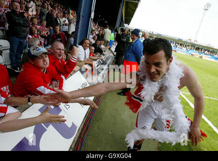 Football - Championnat de la ligue de football Coca-Cola - Luton Town v Sunderland - Kenilworth Road.Ross Wallace, de Sunderland, célèbre sa promotion à la suite du match du championnat de football Coca-Cola à Kenilworth Road, Luton. Banque D'Images