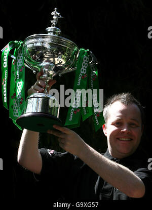 John Higgins, en Écosse, célèbre son trophée après avoir remporté le championnat du monde de snooker 888.com, lors d'un appel photo au Mercure St Paul's Hotel, Sheffield. Banque D'Images