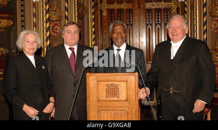 Kofi Annan (deuxième à droite), l'ancien secrétaire général des Nations Unies, lors de son allocution devant les deux chambres du Parlement, pour commémorer le bicentenaire de l'abolition de la traite des esclaves à la Galerie royale de la Chambre du Parlement à Londres cet après-midi.La baronne Hayman, présidente de la Chambre des Lords, John Prescott, vice-premier ministre, et le très honorable Michael Martin, président de la Chambre des communes, se sont joints à M. Annan pour une photographie. Banque D'Images