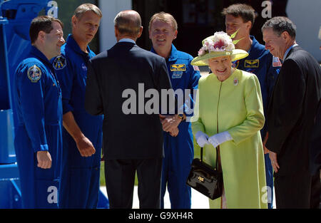 La reine Elizabeth II et le duc d'Édimbourg avec les astronautes (de gauche à droite) Nicolas Patrick, les Piers Sellers, Andy Thomas (AUS) et Michael Foale et un homme non identifié au contrôle de mission de la NASA à Greenbelt Maryland, le dernier jour de sa visite d'État en Amérique. Banque D'Images