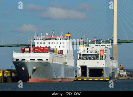 Les navires amarrés sur la Tamise sous la M25 Dartford Crossing pont Queen Elizabeth II. Banque D'Images