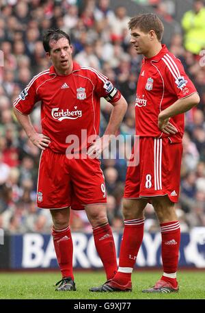 Soccer - FA Barclays Premiership - Liverpool / Charlton Athletic - Anfield.Robbie Fowler de Liverpool et Steven Gerrard pendant le match Banque D'Images