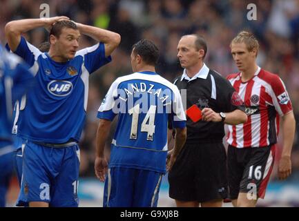 Soccer - FA Barclays Premiership - Sheffield United contre Wigan Athletic - Bramall Lane.L'arbitre Mike Dean montre Lee McCulloch de Wigan Athletic (à gauche) la carte rouge pour une deuxième infraction à réserver. Banque D'Images