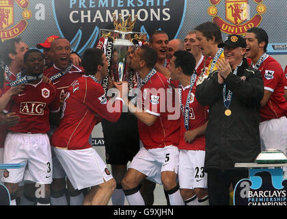 Rio Ferdinand de Manchester United (au centre à gauche) et Michael Carrick baiser le trophée en tant que directeur Sir Alex Ferguson applaudit à la suite du match FA Barclays Premiership à Old Trafford, Manchester. Banque D'Images