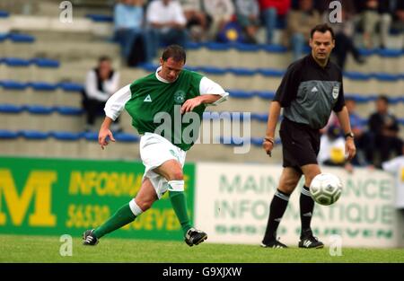 Football - amical - Guingamp v Hibernian.John O'Neill de Hibernian libère le ballon Banque D'Images