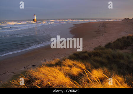 Avis de Rattray Head à travers dunes de sable, au nord-est de l'Écosse, janvier 2014. Tous les non-usages de rédaction doivent être effacés individuellement. Banque D'Images