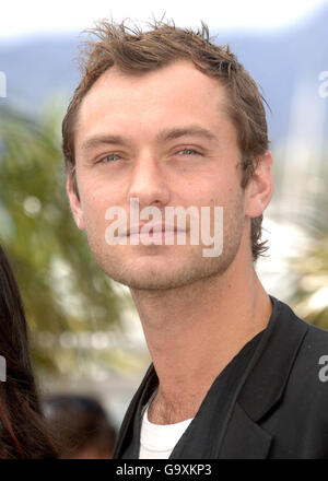 AP OUT: Jude Law pose pour les photographes lors d'un photocall pour 'My Blueberry Nights', à la terrasse de la Côte d'Azur au Palais du Festival, pendant le 60ème Festival de Cannes en France. Banque D'Images