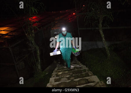 Bogor, Indonésie. 27 avril 2016. Le médecin donne des médicaments pour le Javan lent avant l'arrêt ver loris wild au plan international Banque D'Images