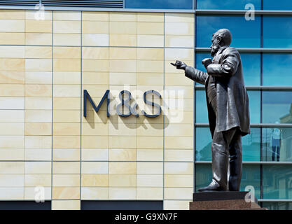 Statue de W E Forster, à côté du magasin Marks & Spencer dans le centre commercial Broadway, Bradford, West Yorkshire, England UK Banque D'Images