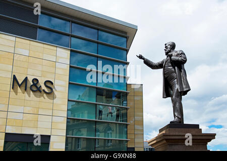 Statue de W E Forster, à côté du magasin Marks & Spencer dans le centre commercial Broadway, Bradford, West Yorkshire, England UK Banque D'Images