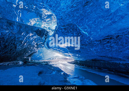 En vertu de la grotte de glace de glacier de Vatnajokull, Islande, août 2014. Banque D'Images