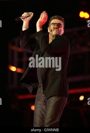 PAS DE MERCHANDISING : George Michael se présentant en concert la première nuit de sa tournée de 25 Live European Stadium au NRGI Stadium d'Arhus, Danemark. Banque D'Images