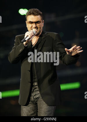 PAS DE MERCHANDISING : George Michael se présentant en concert la première nuit de sa tournée de 25 Live European Stadium au NRGI Stadium d'Arhus, Danemark. Banque D'Images