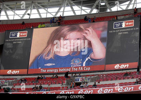 Vue générale du grand écran du stade Wembley montrant un message sur la recherche de la fille manquante Madeleine McCann. APPUYEZ SUR ASSOCIATION photo. Banque D'Images