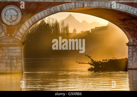 Turin (Torino), coucher de soleil sur le Mont Viso Banque D'Images