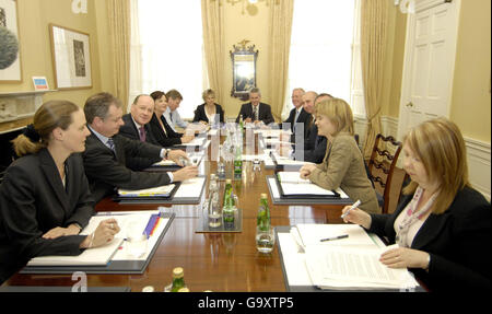 Le secrétaire du Cabinet chargé des affaires rurales et de l'environnement Richard Lochhead (2e gauche), le secrétaire du Cabinet chargé des finances et de la croissance durable John Swinney (3e gauche), le secrétaire du Cabinet chargé de l'éducation et de l'éducation tout au long de la vie Fiona Hyslop (4e gauche), le secrétaire du Cabinet chargé de la justice Kenny MacAskill (5e gauche), Le secrétaire permanent de l'exécutif écossais John Elvidge (3e à droite) et le chef adjoint du SNP Nicola Sturgeon (2e à droite) assistent à la première réunion officielle du nouveau cabinet nationaliste à Bute House à Édimbourg. Banque D'Images