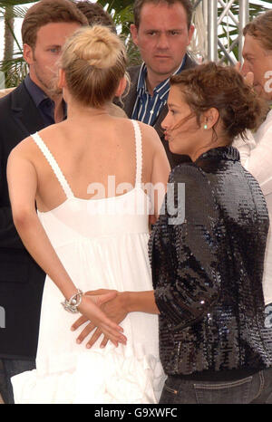 Emma de Caunes (à droite) saisit Diane Kruger dans un photocall pour le nouveau film L Age des Tenebres lors du 60ème Festival annuel de Cannes, France. Banque D'Images