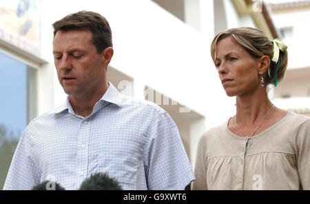 Kate et Gerry McCann parlent aux médias en dehors de leur appartement à Praia Da Luz, Portugal. Banque D'Images