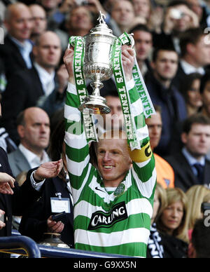 Soccer - finale de la coupe écossaise de Tennent - Celtic v Dunfermline - Hampden Park.Le capitaine celtique Neil Lennon célèbre la victoire de la finale de la coupe écossaise du Tennent avec la coupe du Tennent à Hampden Park, Glasgow. Banque D'Images