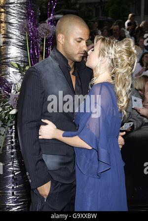 Ricky Whittle, acteur de Hollyoaks, et Carley Stenson arrivent pour les British SOAP Awards, au BBC Television Center, dans le centre de Londres. APPUYEZ SUR ASSOCIATION photo. Banque D'Images