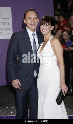 L'acteur d'EastEnders Perry Fenwick et son épouse Angela Lonsdale arrivent pour les British SOAP Awards, au BBC Television Center, dans le centre de Londres. Banque D'Images