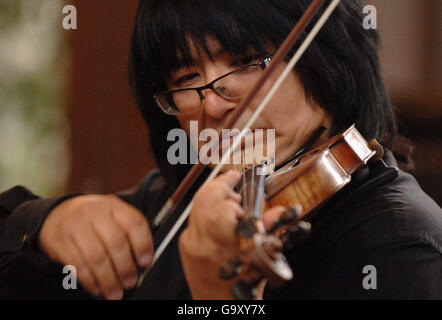 Marat Bisengaliev joue avec l'Orchestre Philharmonique de Turan Alem Kazakhstan alors qu'il pratique la nouvelle pièce du compositeur Erran Baron Cohen à l'église St James de Piccadilly, dans le centre de Londres. Banque D'Images