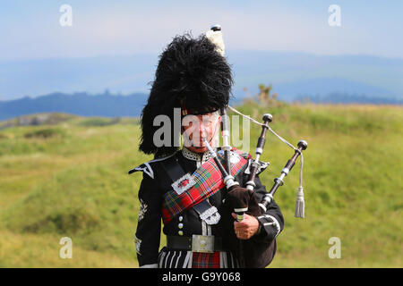 Piper sylvestre en pleine robe highland militaire avec cornemuses, Ayrshire, Scotland, UK Banque D'Images