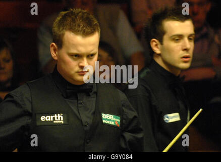 Shaun Murphy (à gauche) et Mark Selby, d'Angleterre, étudient la table lors du match de demi-finale aux championnats du monde de Snooker au Crucible Theatre, à Sheffield. Banque D'Images