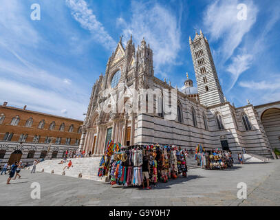 La Cathédrale de Sienne, Cattedrale di Santa Maria Assunta, en blanc et marbre noir, Vieille Ville, Sienne, Toscane, Italie, Europe Banque D'Images