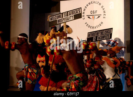 Des danseurs nigérians prennent place sur scène lors d'une cérémonie des Jeux du Commonwealth à l'hôtel Langham, à Langham place, dans le centre de Londres. Banque D'Images