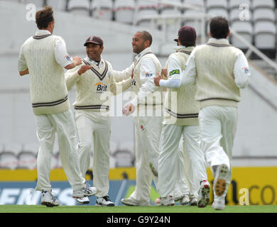 Scott Newman (au centre) de Surrey célèbre avec ses coéquipiers après avoir pris Découvrez Darren Maddy, dans le Warwickshire, au bowling de Matthew Nicholson (à l'extrême gauche) Banque D'Images