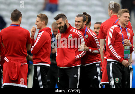 Pays de Galles' Gareth Bale (au centre, à droite) avec le pays de Galles' Joe Ledley (au centre, à gauche) pendant le préchauffage avant l'UEFA Euro 2016, trimestre dernier match au Stade Pierre Mauroy, Lille. Banque D'Images