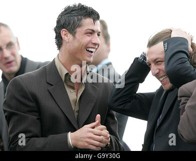 Courses hippiques - Hippodrome de Chester.Cristiano Ronaldo de Manchester United (à gauche) et Gabriel Heinze à l'hippodrome de Chester. Banque D'Images