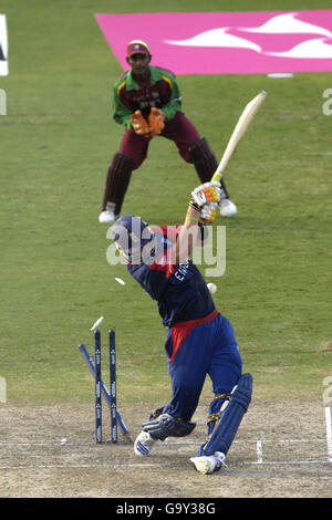 Kevin Pietersen, en Angleterre, est sous le nom de gardien de rue Denesh aux Antilles Ramdin regarde Banque D'Images