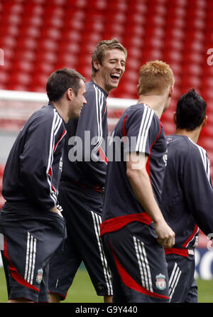 Peter Crouch (au centre) de Liverpool rit avec Jamie Carragher (à gauche) et John Arne Riise lors d'une séance d'entraînement à Anfield, Liverpool. Banque D'Images