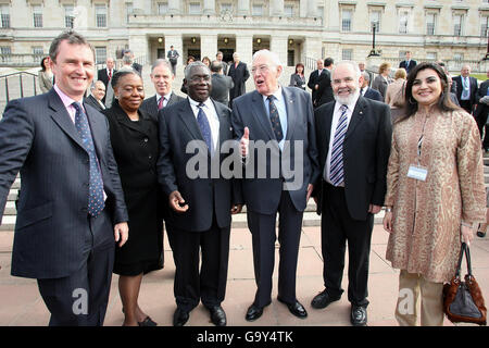 (De gauche à droite) Nigel Evans député, membre de l'Association parlementaire du Commonwealth (ACP) Présidente Femme parlementaires, l'honorable Lindiwe Maseko, Secrétaire général de l'ACP Dr William Shija, Premier ministre Ian Paisley, Vice-président de l'Assemblée Francie Molloy et membre de l'ACP Kashmala Tariq de l'Assemblée nationale, Pakistan, à l'extérieur de Stormont, Belfast. Banque D'Images