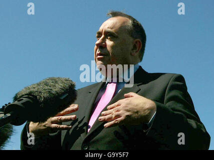 Alex Salmond, le dirigeant du Parti national écossais, s'adresse aux médias après avoir parlé avec le dirigeant du Parti Vert écossais Robin Harper au Parlement écossais d'Édimbourg. Banque D'Images