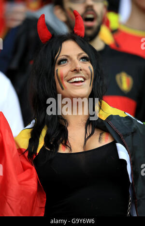 Un ventilateur pour l'appui de la Belgique présente son équipe au cours de l'UEFA Euro 2016, trimestre dernier match au Stade Pierre Mauroy, Lille. Banque D'Images