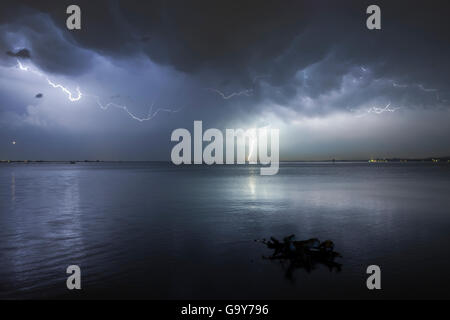 Orage avec des éclairs multiples, le lac de Constance, près de Bregenz, Autriche Banque D'Images