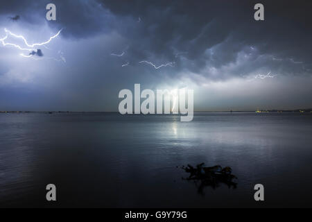 Orage avec des éclairs multiples, le lac de Constance, près de Bregenz, Autriche Banque D'Images