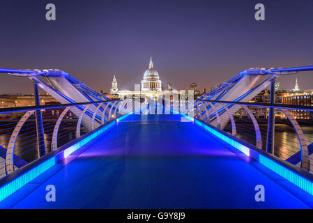 Le Millennium Bridge, officiellement connu sous le nom de passerelle du millénaire de Londres, est un pont suspendu en acier pour les piétons. Banque D'Images