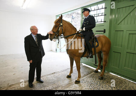 Tanaiste Michael McDowell TD parle au Sgt. Brendan Duffy et Tiarnan lors de l'ouverture de la nouvelle Garda Mounted Unit City Centre stables dans le centre de Dublin. Banque D'Images