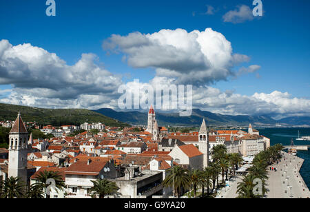 Donnant sur le centre-ville historique de Trogir, classé au Patrimoine Mondial de l'UNESCO, la Dalmatie, Croatie, Europe Banque D'Images