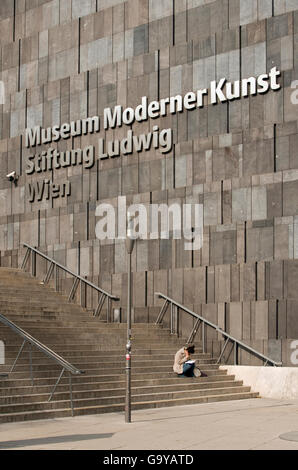 Femme dans les escaliers à l'extérieur, MUMOK Museum Moderner Kunst ou musée d'Art moderne des capacités au MuseumsQuartier de Vienne, Vienne Banque D'Images
