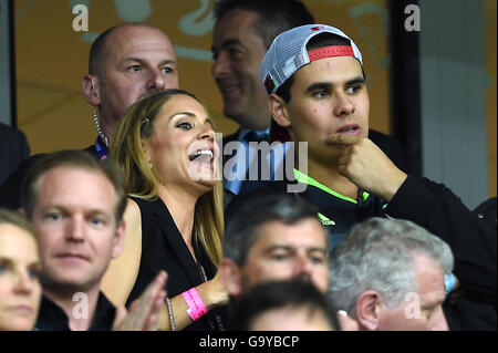 Femme de galles manager Chris Coleman, Charlotte (à gauche) aux côtés de Sonny Coleman, fils de Chris Coleman dans les stands pendant l'UEFA Euro 2016, trimestre dernier match au Stade Pierre Mauroy, Lille. Banque D'Images